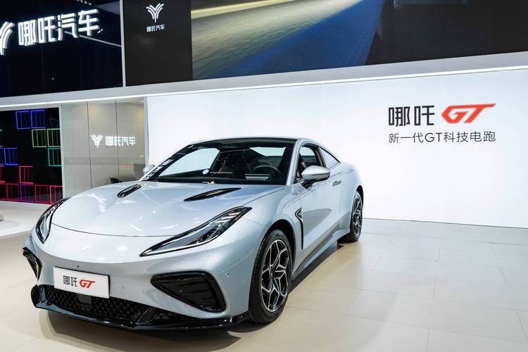 惠州104哪吒汽车在智能汽车领域的表现，领途汽车在新能源汽车市场中的影响力